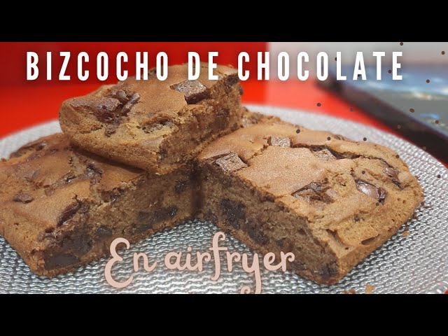 bizcocho de chocolate en freidora de aire cosori