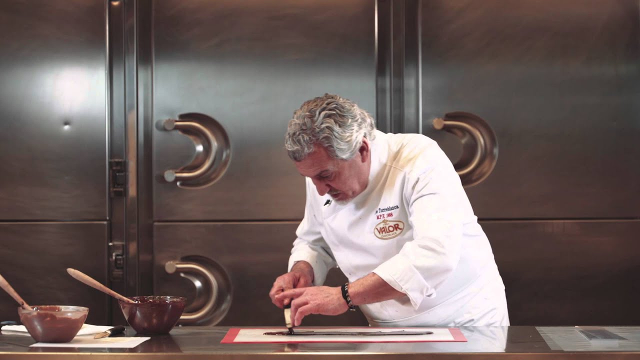 como hacer hilos de chocolate para decorar