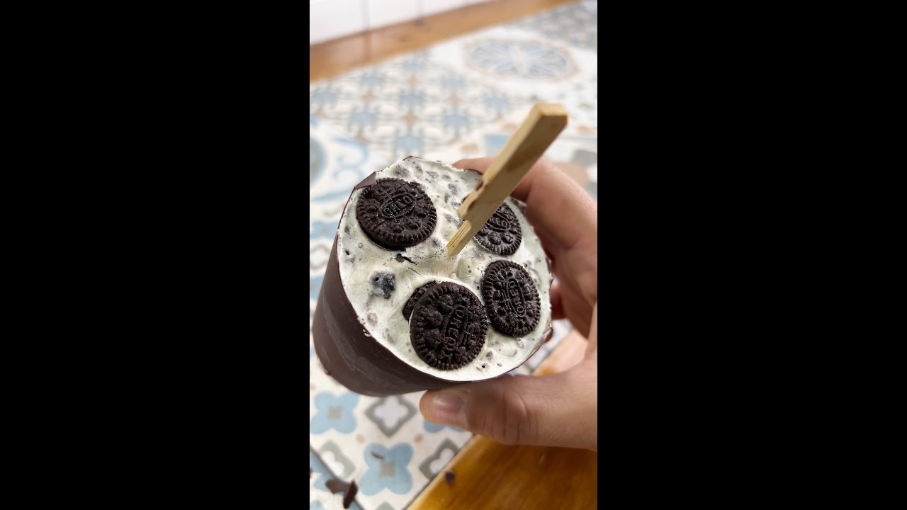 postre de chocolate que se sirve con helado