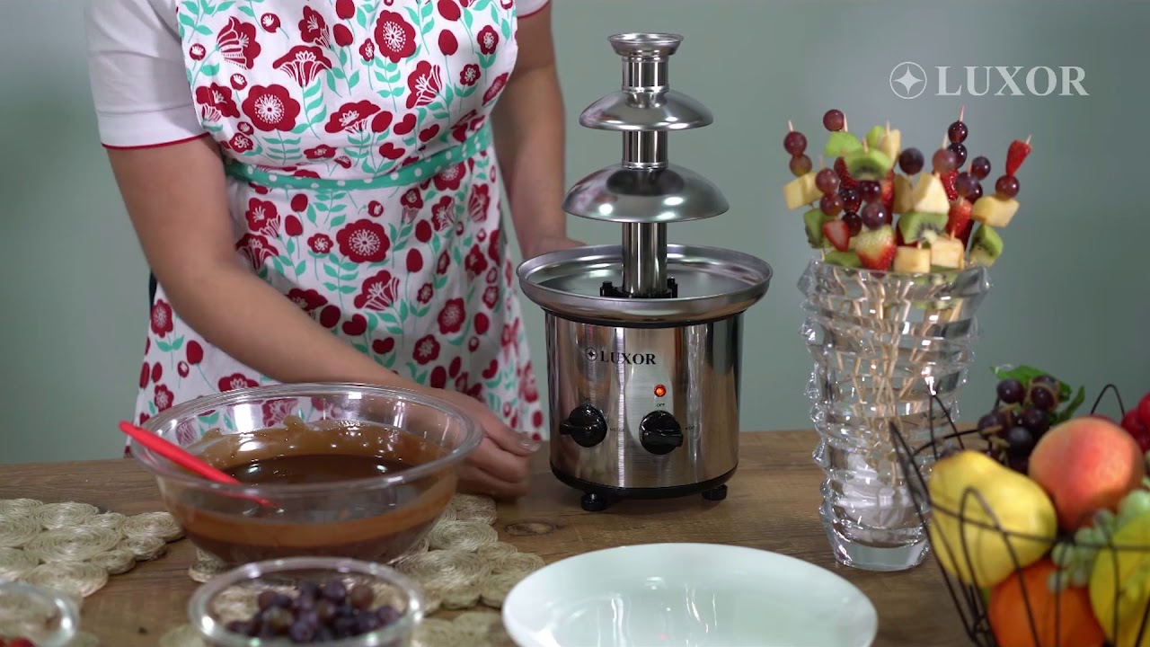 fuente de chocolate con frutas y dulces