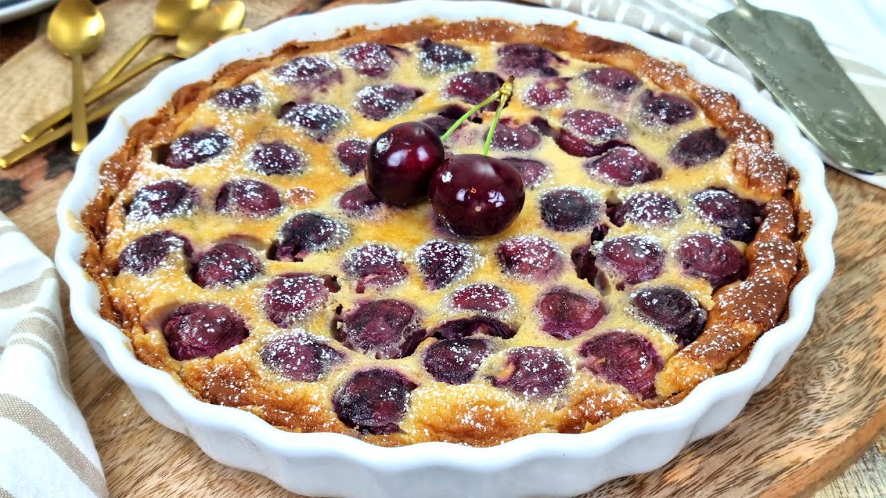 pastel de chocolate y nata con cerezas